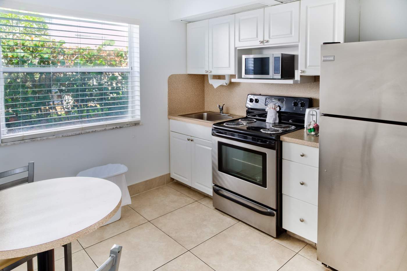 Studio with 2 Beds and a Kitchen. View of the kitchen with oven.